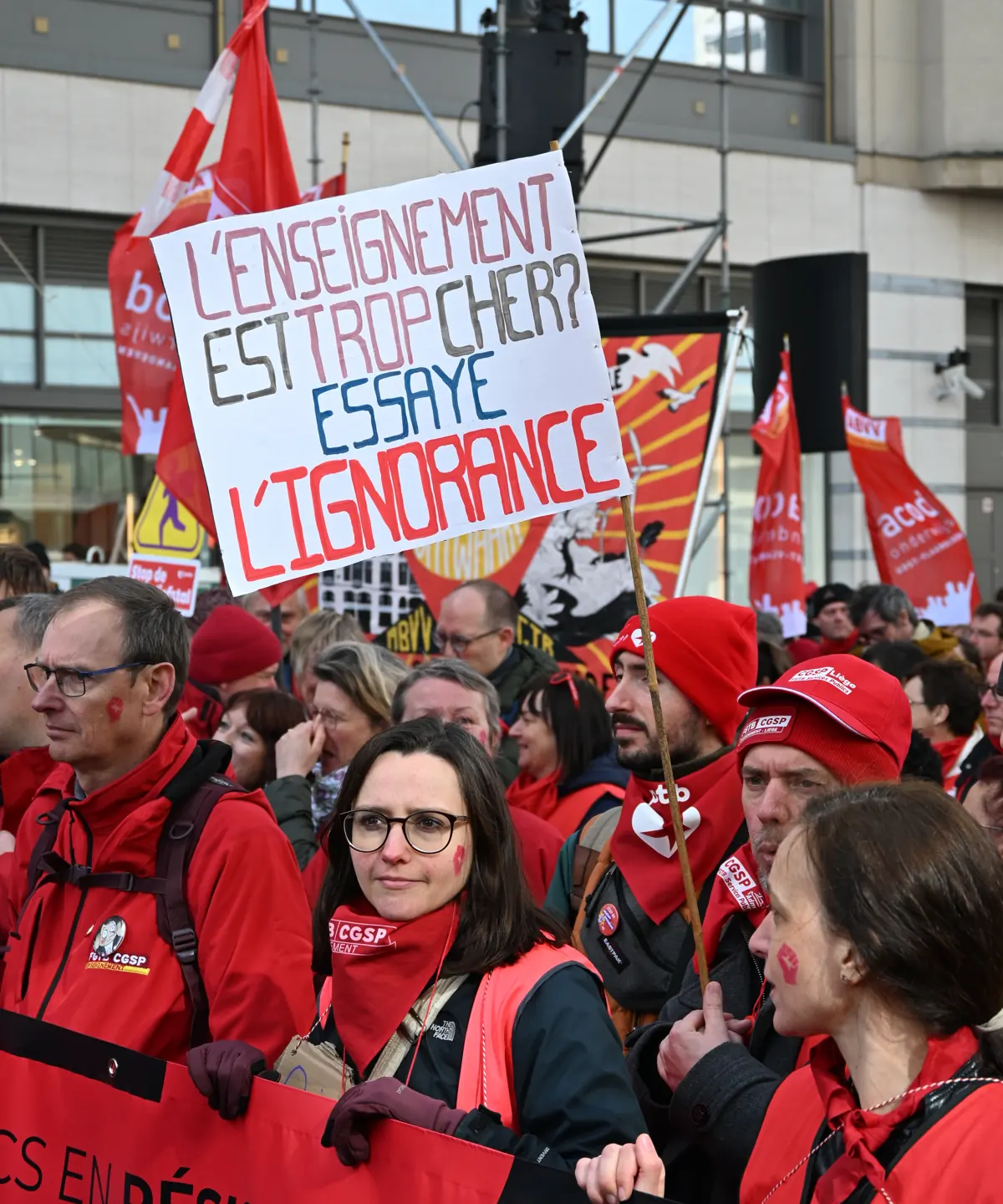 Pancarte « L’enseignement est trop cher ? Essaye l’ignorance » brandie dans une manifestation à Bruxelles