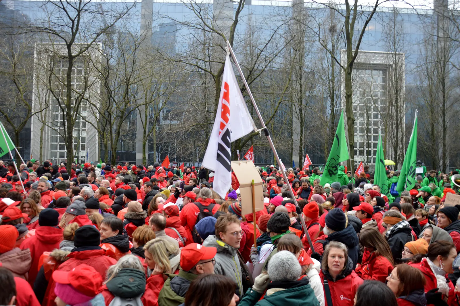 Foule de syndicalistes en rouge avec des drapeaux, à Bruxelles